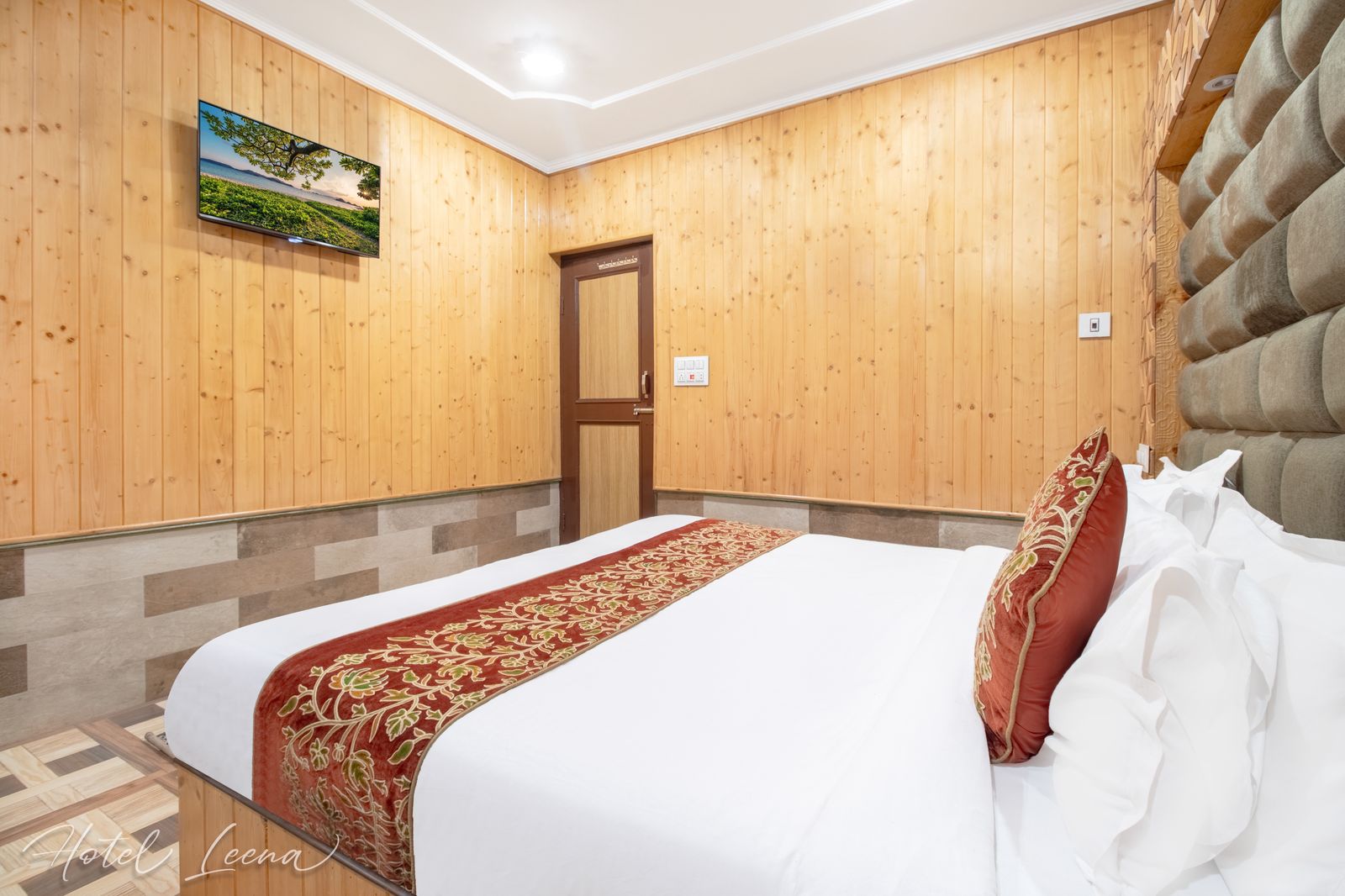 Leena Hotel Srinager Banner 2